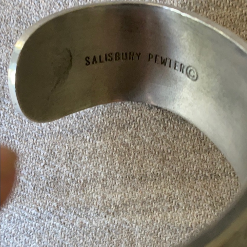 Pewter chrysanthemum floral cuff bracelet - Picture 2 of 4